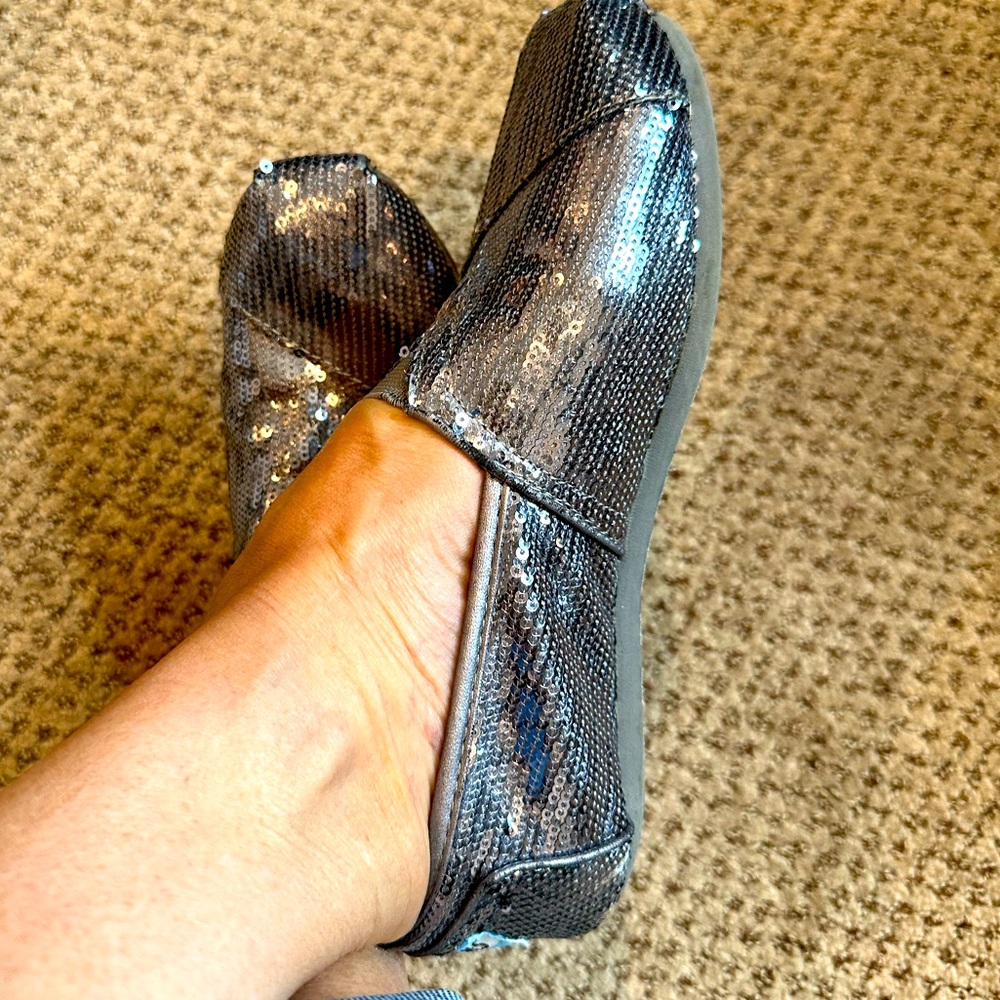 TOMS Glittery Silver Sequined Slip-Ons Size 5 - Picture 5 of 9